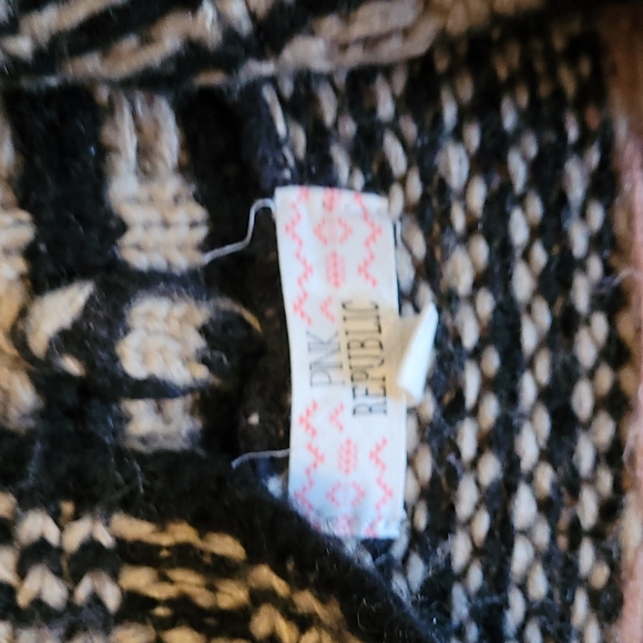 Sweater size medium Aztec-ish - Picture 2 of 5